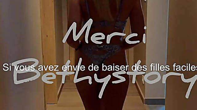 Une bonne lecon de sexe avec cette blonde qui se masturbe tres bien