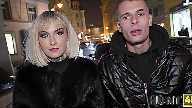 Tattooed blondie Tabitha Poison spreads legs to ride a hard dick