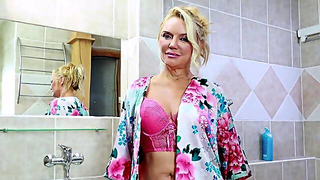 Blonde lady fucking herself in the bathtub big time