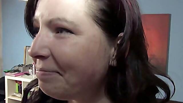 Amateur brunette MILF Sylwia gives blowjob