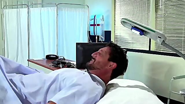 Sexy doctor Brooke Wylde likes large penis - Brazzers