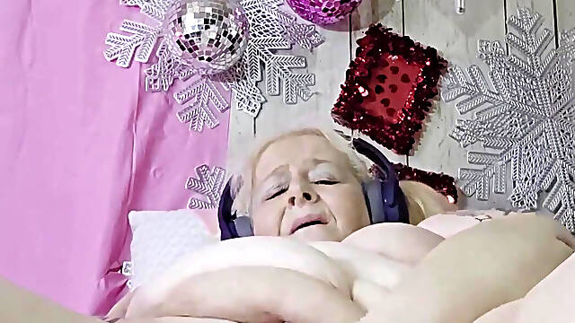 When She Cant Find a Cock She Fucks Her Brush