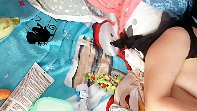 Amateur Wife Masturbates with Her Fingers in Her Pussy
